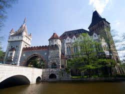 Château Vajdahunyad dans le parc de la ville